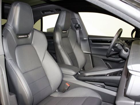 Used 2025 Porsche Macan Electric image 38