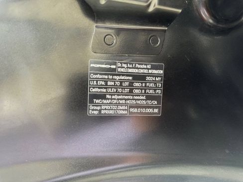 Used 2024 Porsche Macan AWD/4WD image 31