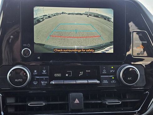 Used 2023 Toyota Highlander LE image 17