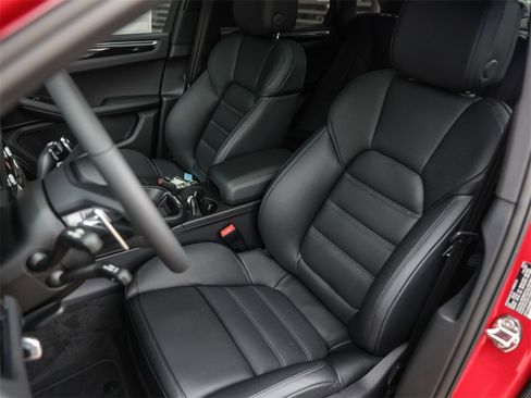 Used 2025 Porsche Macan image 5