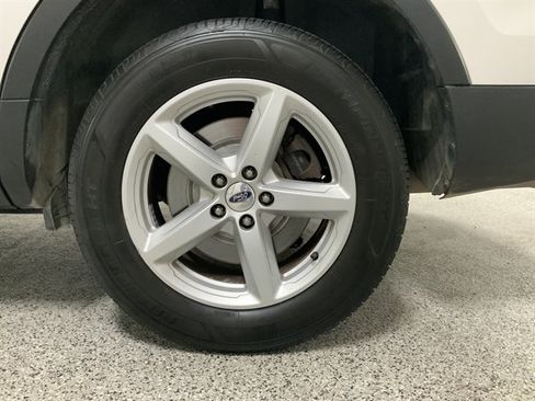 Used 2017 Ford Explorer XLT w/ Equipment Group 202A AWD/4WD image 12
