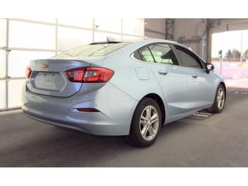 Used 2018 Chevrolet Cruze LT w/ Convenience Package FWD image 3