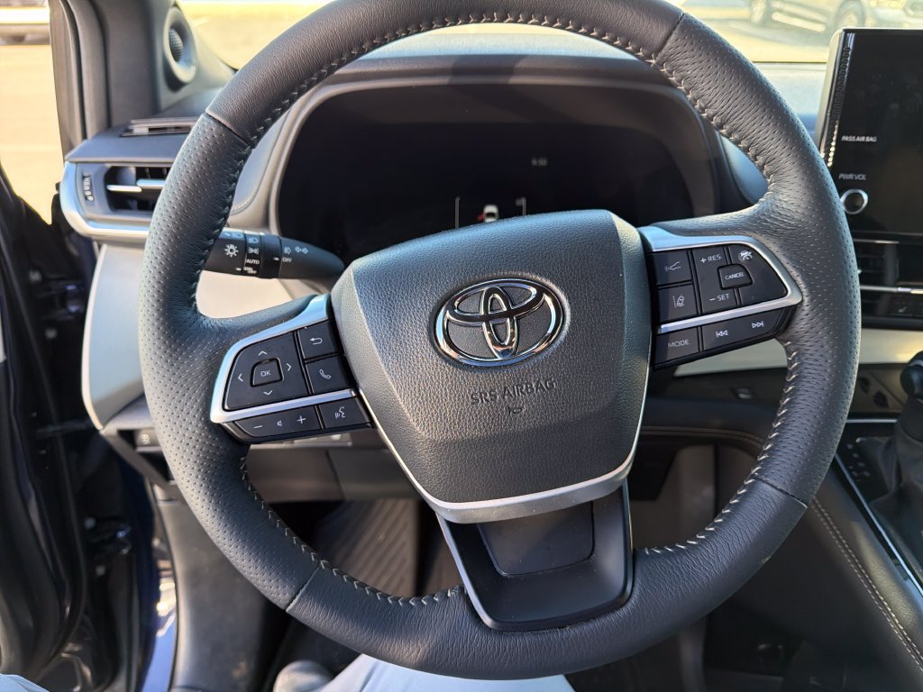 Used 2025 Toyota Sienna Platinum AWD/4WD image 23