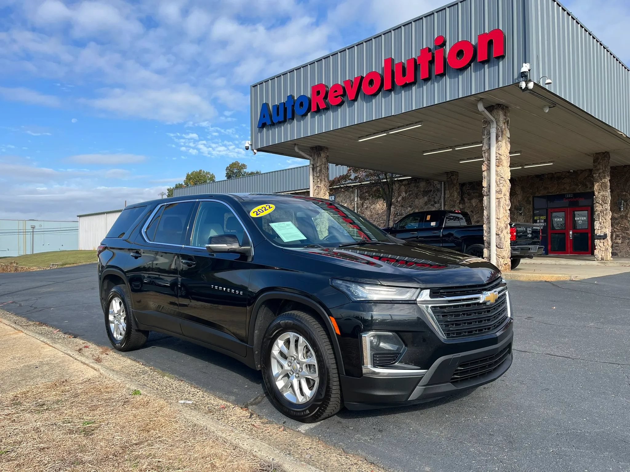 Used 2022 Chevrolet Traverse LS FWD image 1