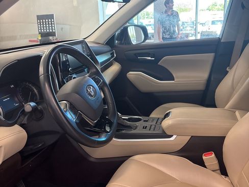 Used 2021 Toyota Highlander XLE image 8