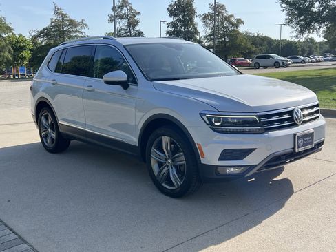 Used 2018 Volkswagen Tiguan SEL Premium AWD/4WD image 2