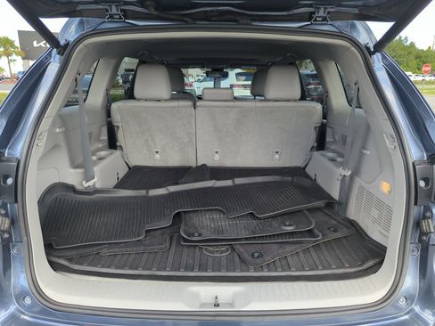 Used 2017 Toyota Highlander XLE FWD image 19