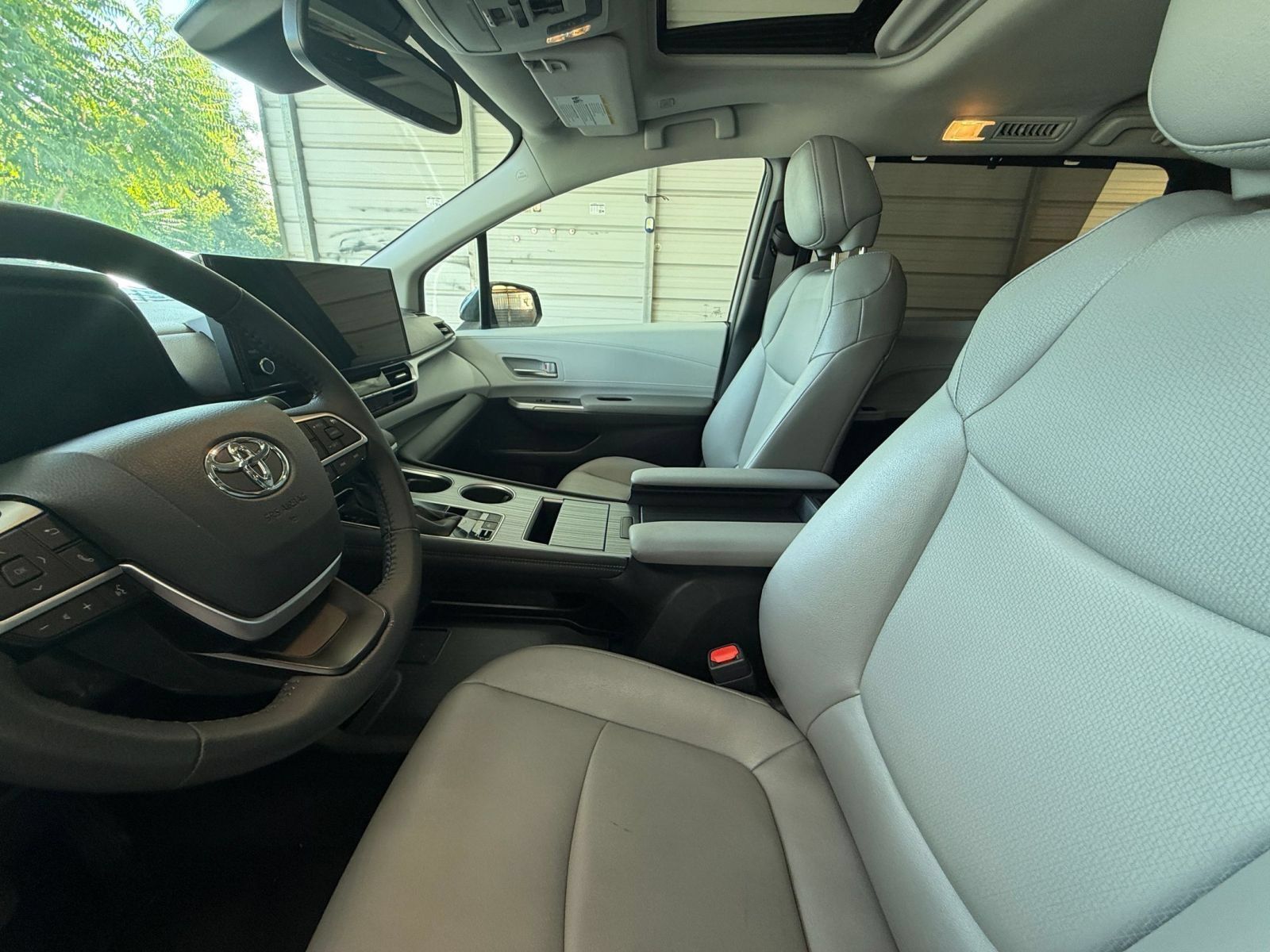 Used 2025 Toyota Sienna XLE FWD image 28