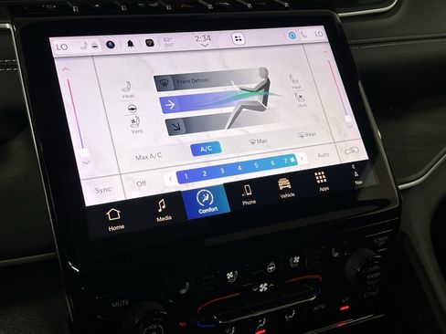 Used 2024 Jeep Grand Cherokee Limited w/ Luxury Tech Group II image 18