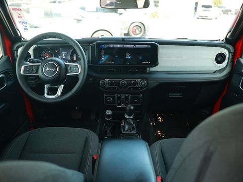 Used 2025 Jeep Wrangler Unlimited Sahara image 25