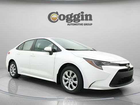 Used 2025 Toyota Corolla LE FWD image 29