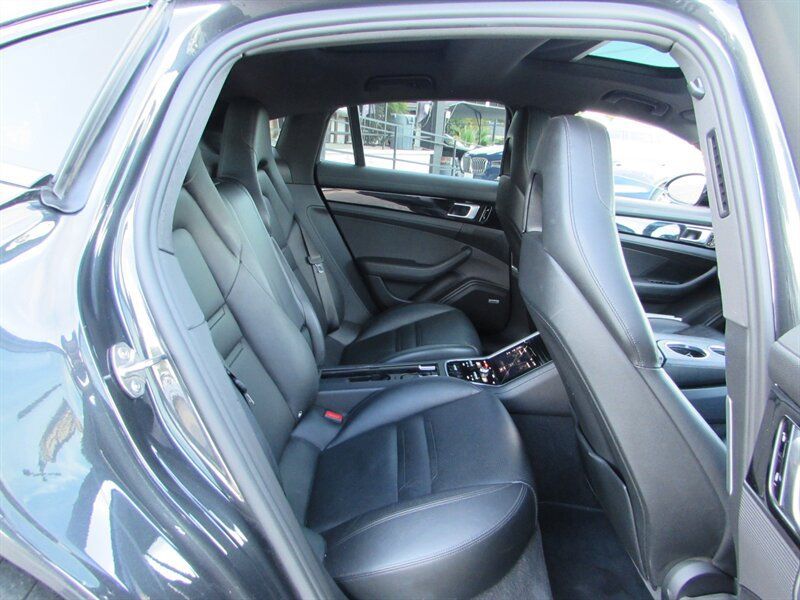 Used 2018 Porsche Panamera image 28