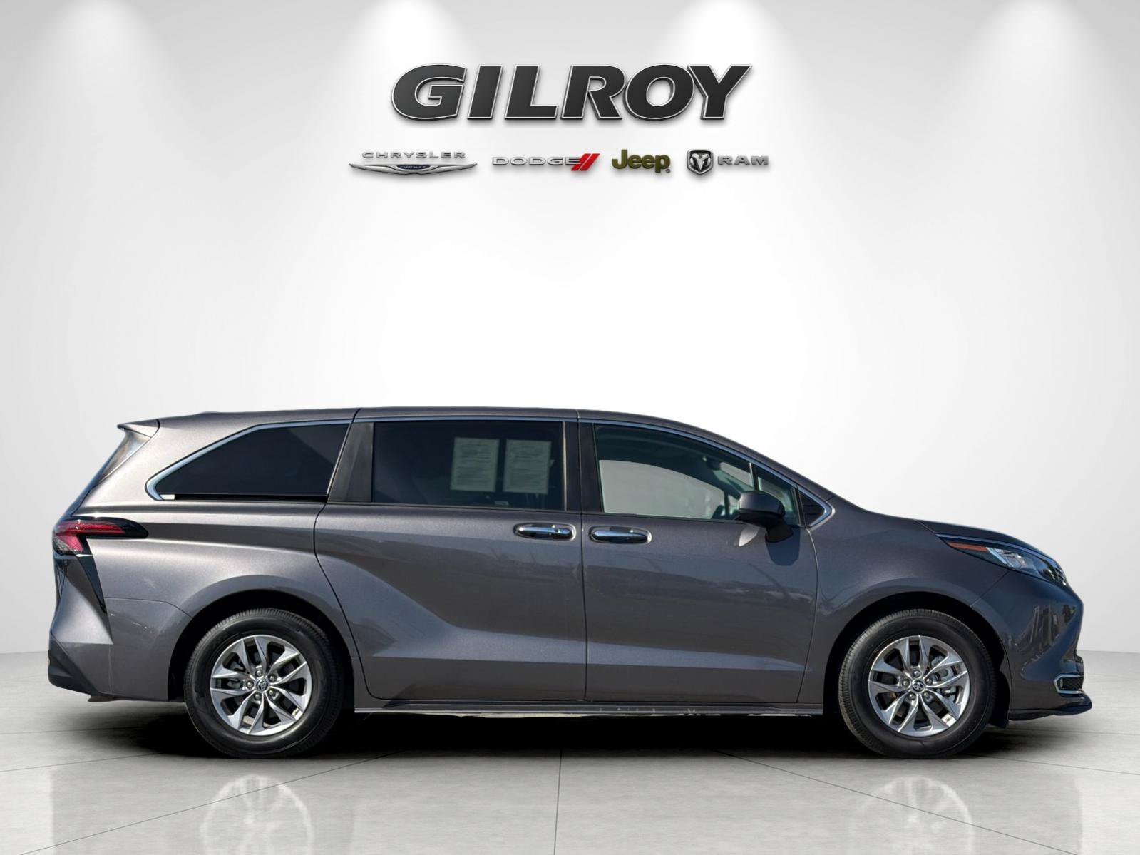 Used 2022 Toyota Sienna XLE FWD image 3