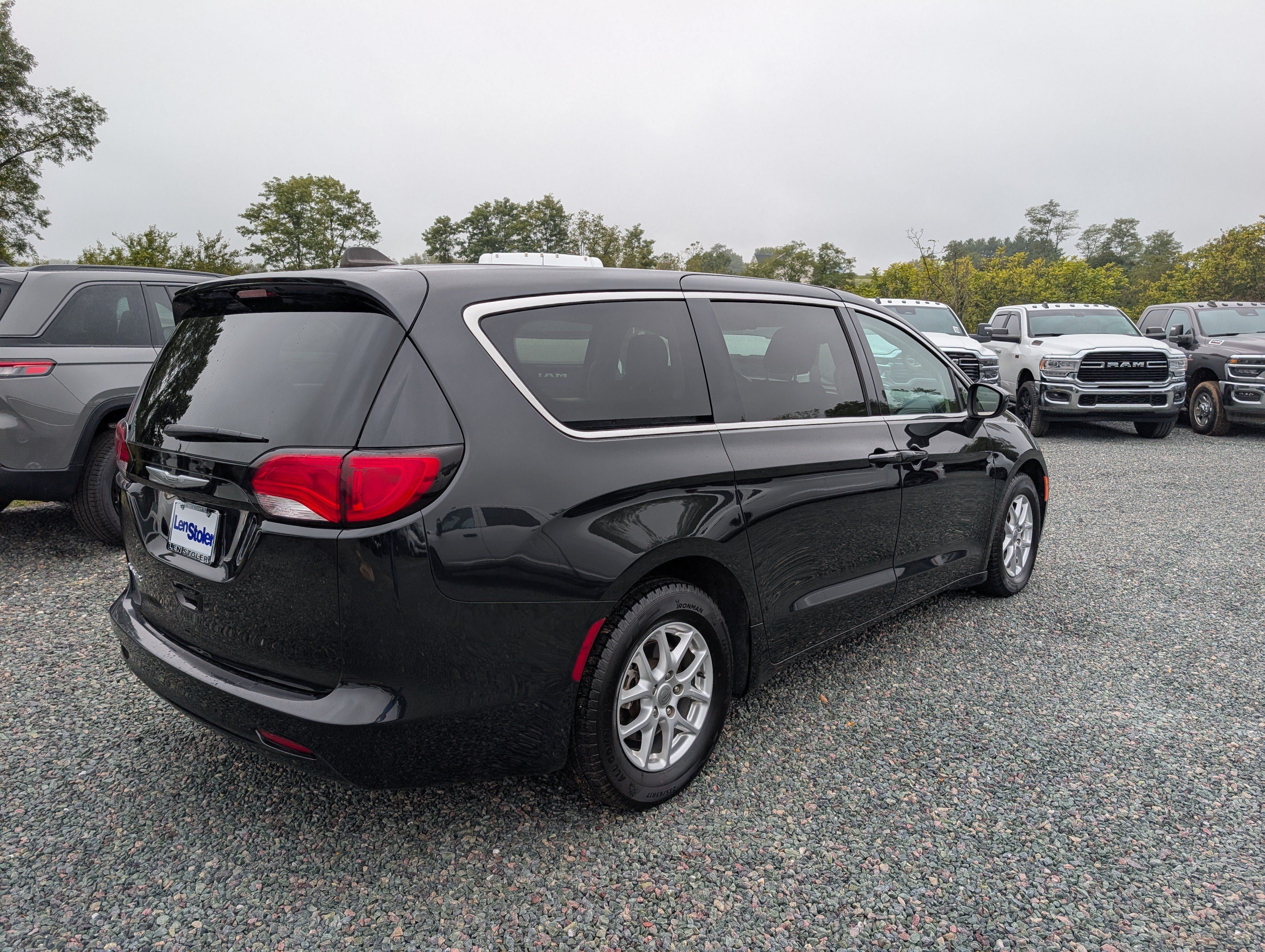 Used 2023 Chrysler Voyager LX FWD image 5