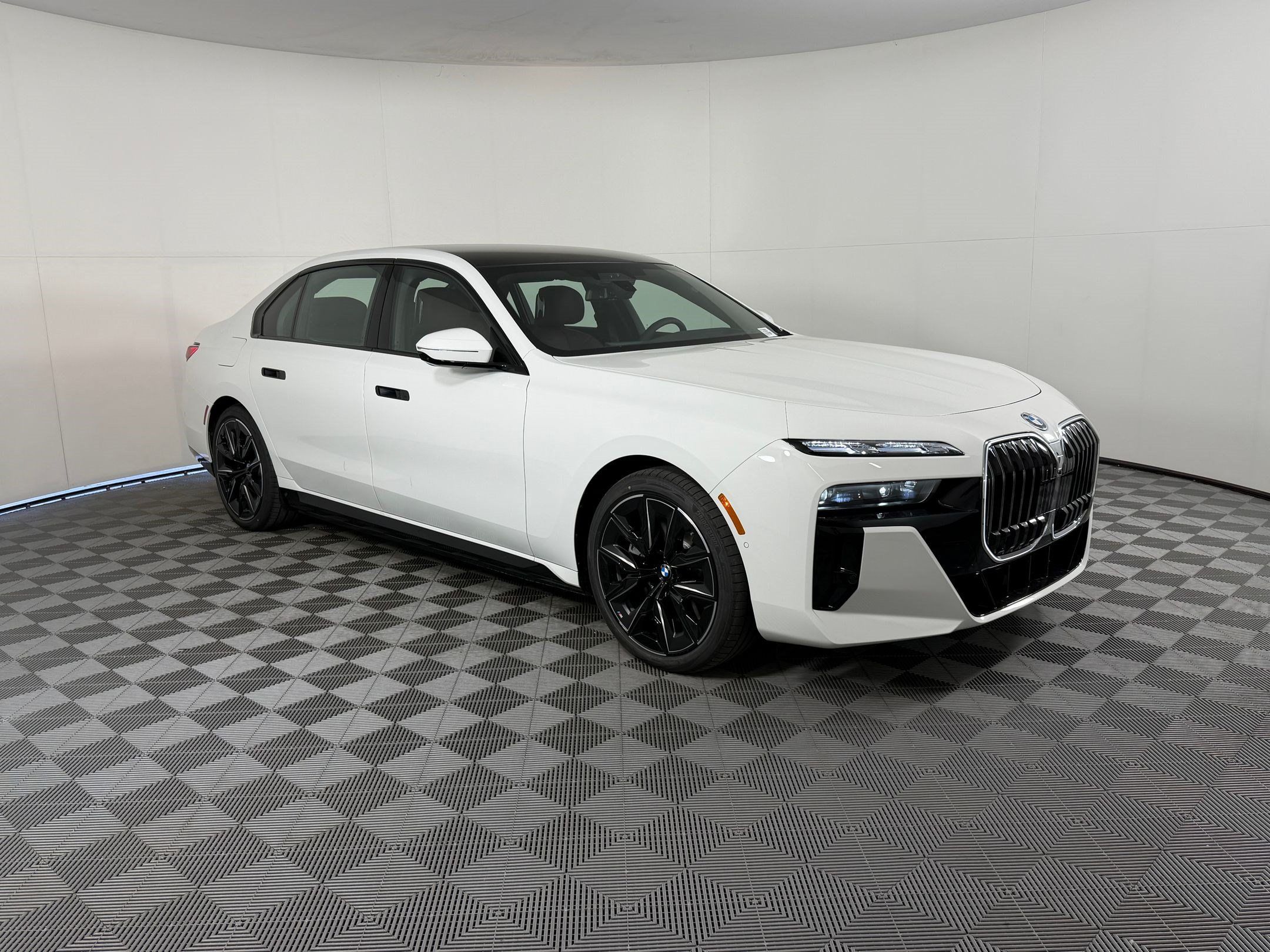 Used 2026 BMW 750e xDrive w/ Executive Package AWD/4WD image 7