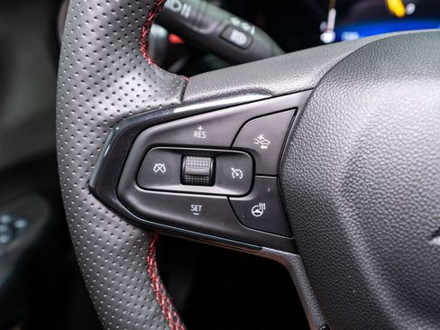 Used 2025 Chevrolet Trax RS FWD image 25