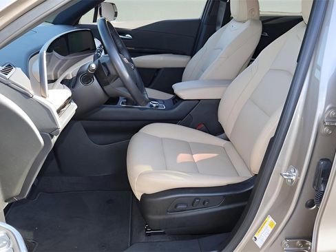 Used 2024 Cadillac XT4 Luxury w/ Cold Weather Package image 9