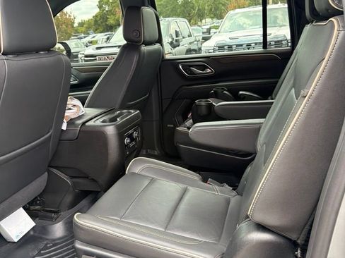 Used 2023 Chevrolet Suburban Premier RWD image 9