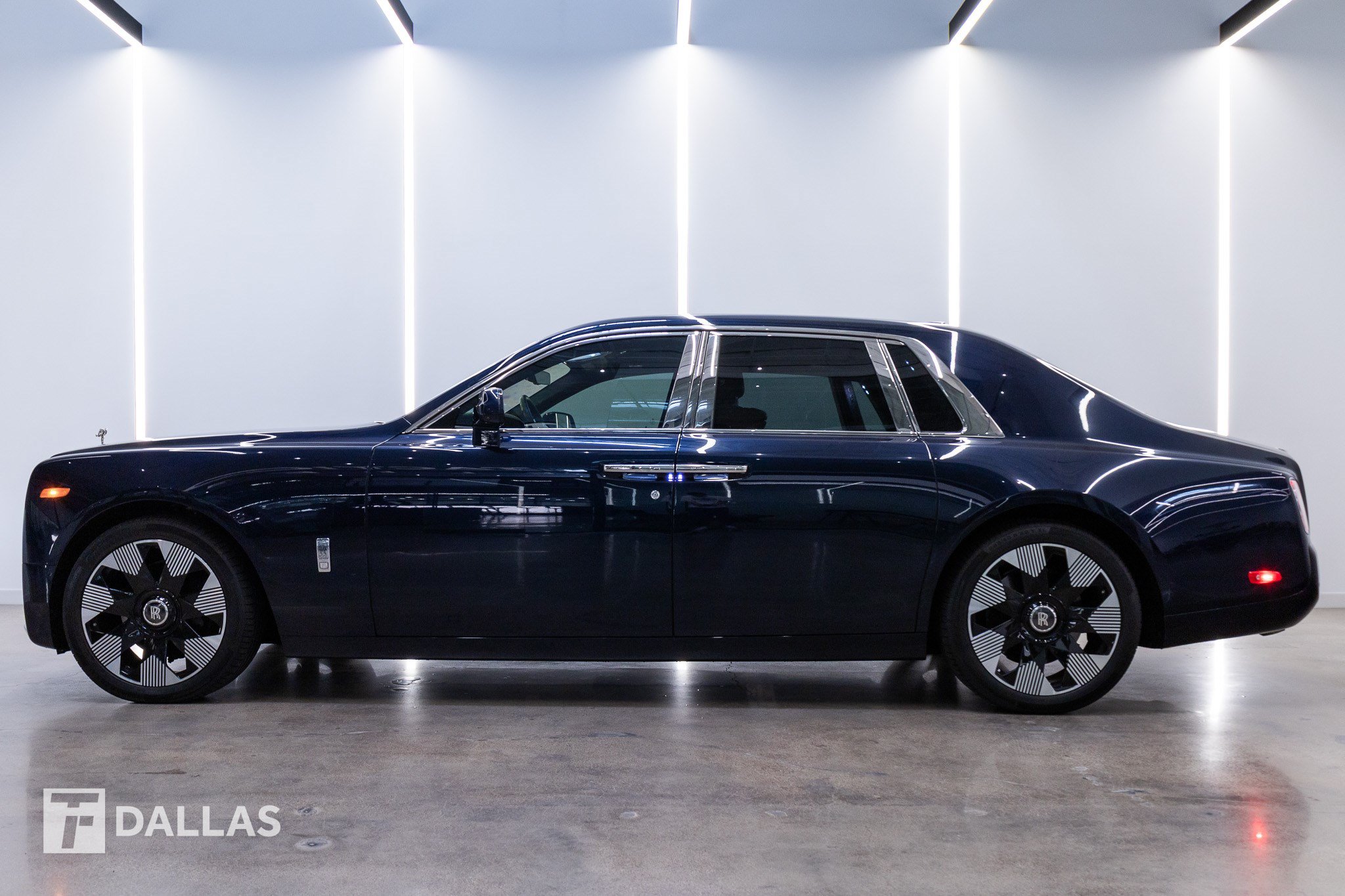 Used 2020 Rolls-Royce Phantom Sedan RWD image 1