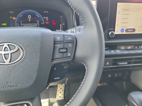 Used 2025 Toyota Camry SE FWD image 17