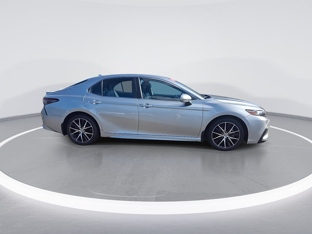 Used 2024 Toyota Camry SE w/ Cold Weather Package FWD image 9