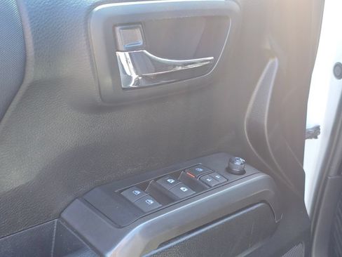 Used 2019 Toyota Tacoma TRD Off-Road w/ Technology Package AWD/4WD image 23