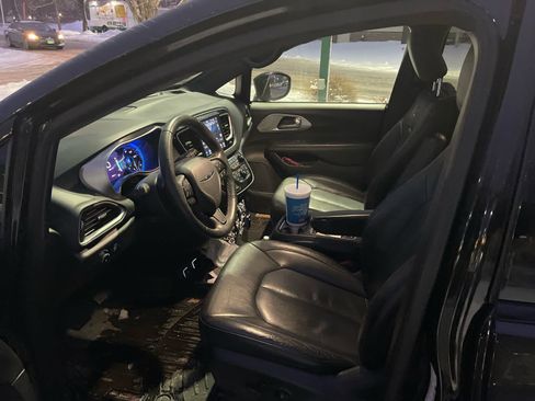 Used 2020 Chrysler Pacifica Touring-L Plus image 9