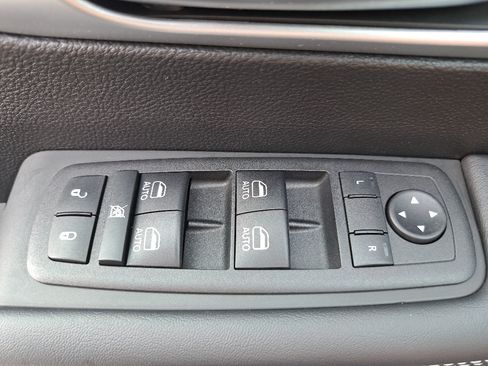 Certified 2023 Chrysler Pacifica Touring-L w/ Uconnect Theater Family Group AWD/4WD image 30