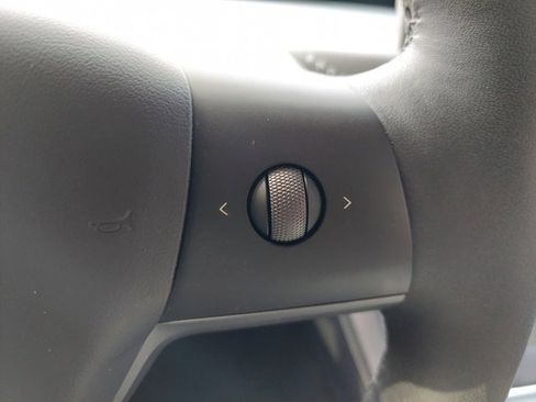 Used 2025 Tesla Model Y Long Range image 29