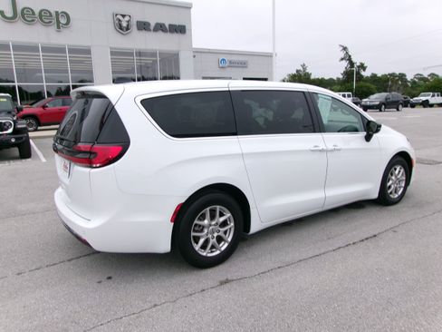 Used 2024 Chrysler Pacifica Touring-L FWD image 3