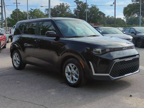 Used 2025 Kia Soul LX w/ LX Technology Package FWD image 3