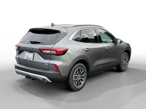 Used 2025 Ford Escape SE w/ Class II Trailer Tow Package image 5