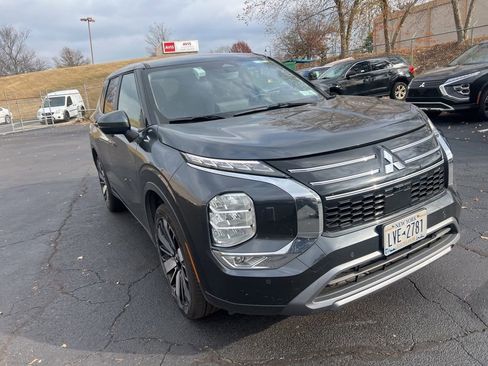 Used 2025 Mitsubishi Outlander SE image 3