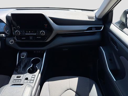 Used 2024 Toyota Highlander LE image 18