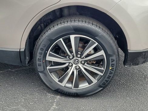 Used 2021 Toyota Venza LE AWD/4WD image 30