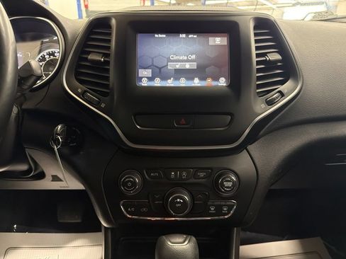 Used 2019 Jeep Cherokee Latitude w/ Cold Weather Group AWD/4WD image 16