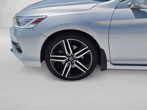 Used 2017 Honda Accord Touring image 14