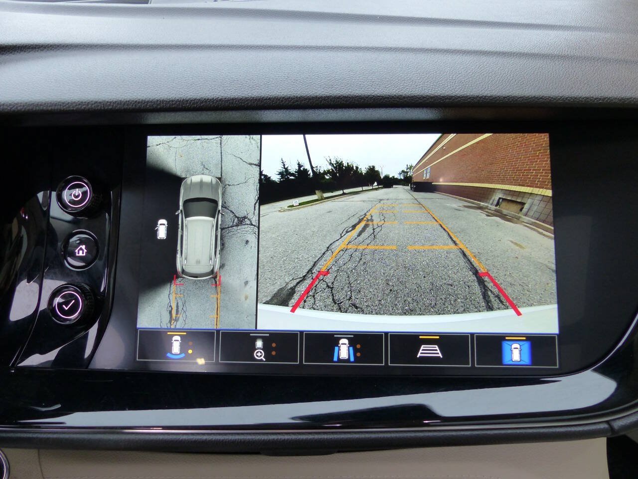 Used 2023 Buick Envision Avenir AWD/4WD image 32