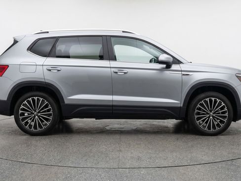 Used 2025 Volkswagen Taos SE image 11