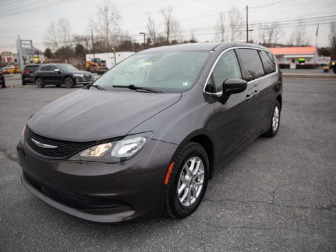 Used 2023 Chrysler Voyager LX image 7