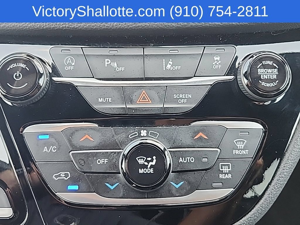 Used 2025 Chrysler Pacifica Limited FWD image 9