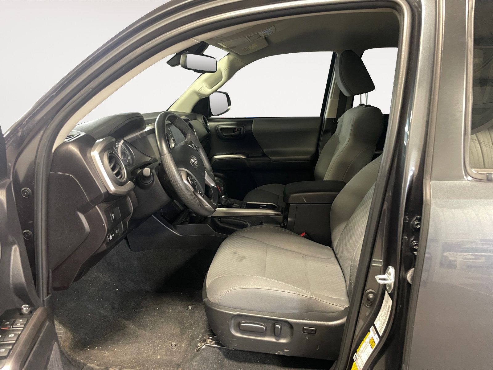Used 2023 Toyota Tacoma SR5 AWD/4WD image 9