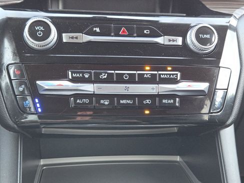 Used 2022 Ford Explorer Limited w/ Equipment Group 301A image 32