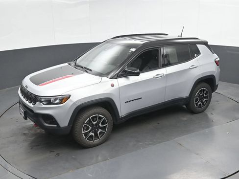 Used 2025 Jeep Compass Trailhawk w/ Trailer Tow Group AWD/4WD image 36