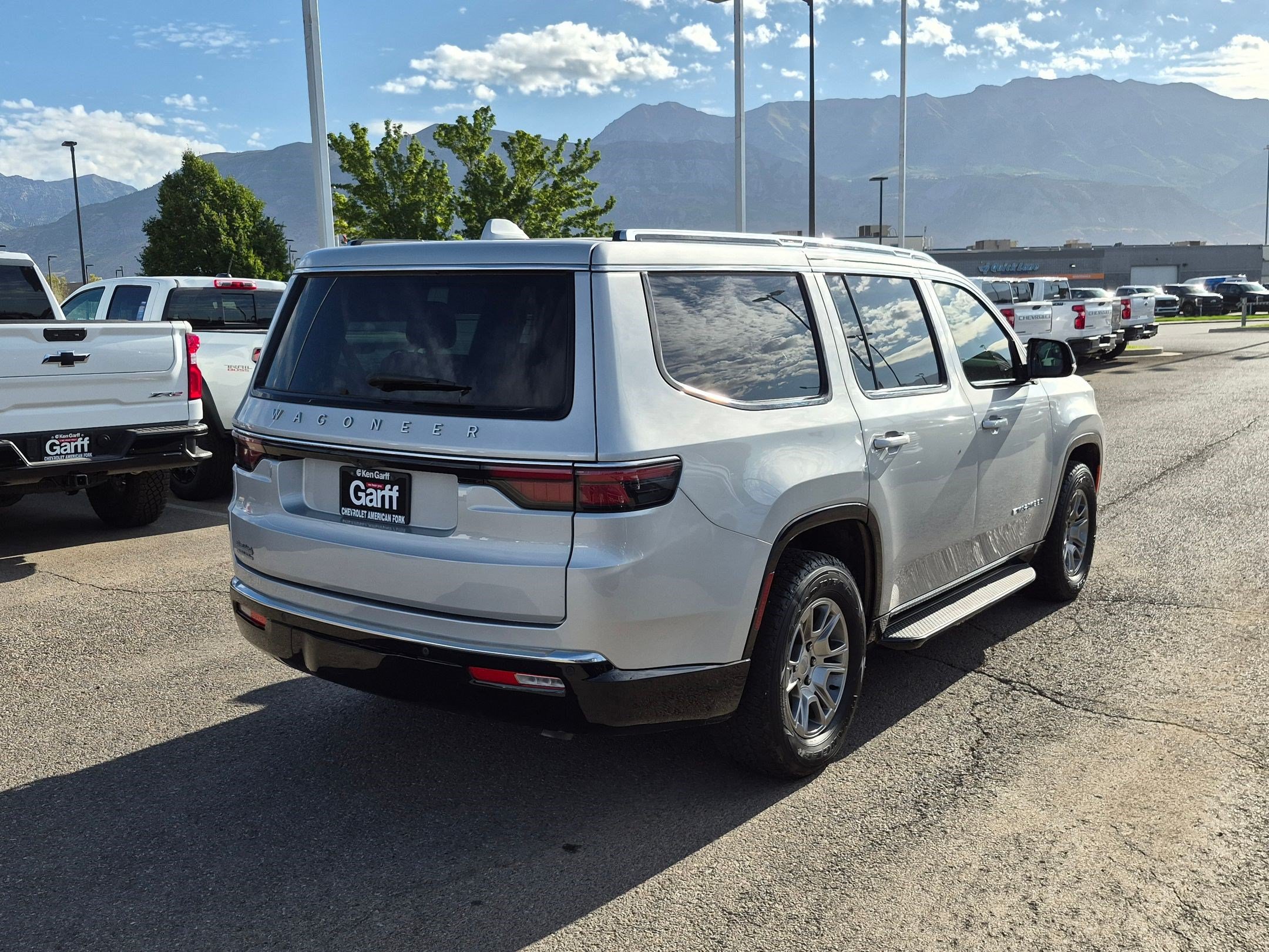 Used 2023 Jeep Wagoneer 4WD image 3