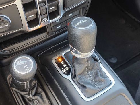 Used 2025 Jeep Gladiator Mojave AWD/4WD image 34