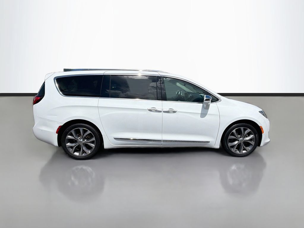 Used 2018 Chrysler Pacifica Limited w/ Tire & Wheel Group FWD image 4