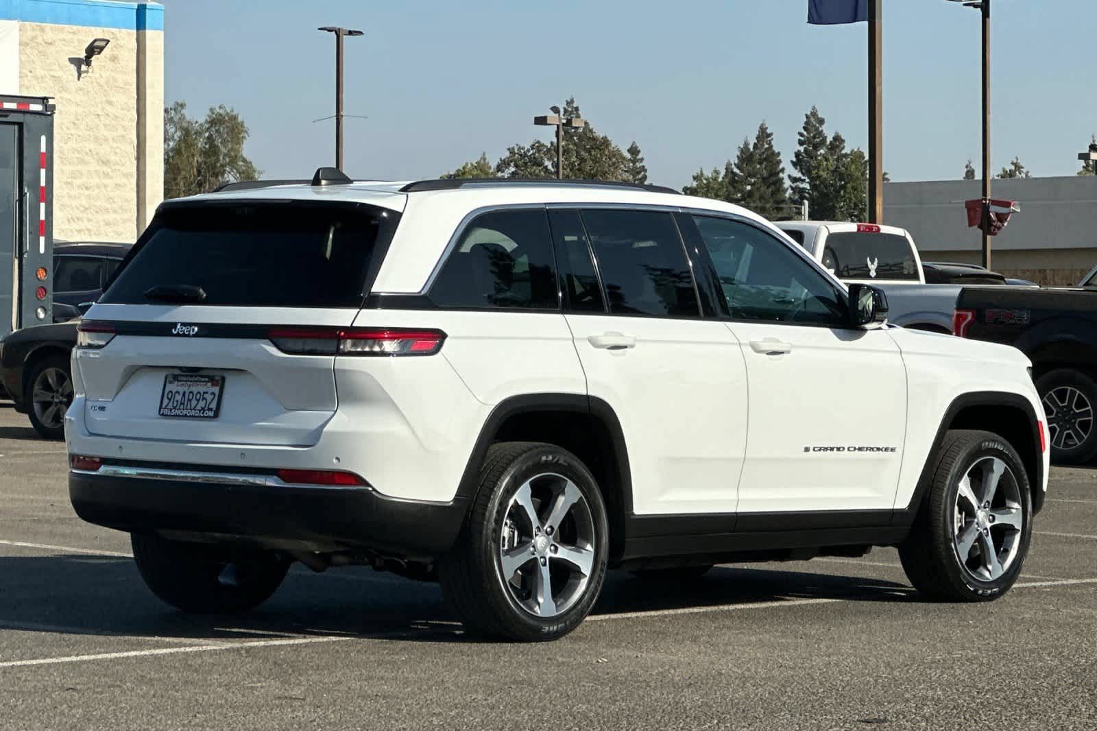 Used 2023 Jeep Grand Cherokee 4WD 4xe w/ Luxury Tech Group II image 2