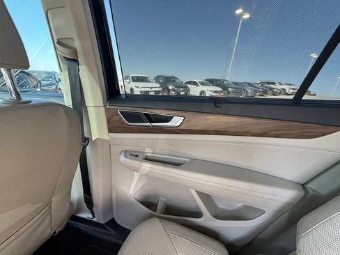 Used 2024 Volkswagen Atlas SE w/ Panoramic Sunroof Package FWD image 18