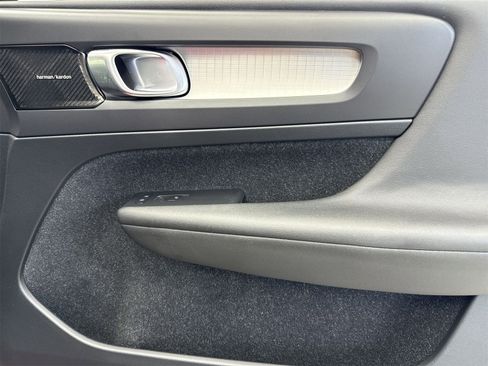 Used 2019 Volvo XC40 T5 Momentum image 34